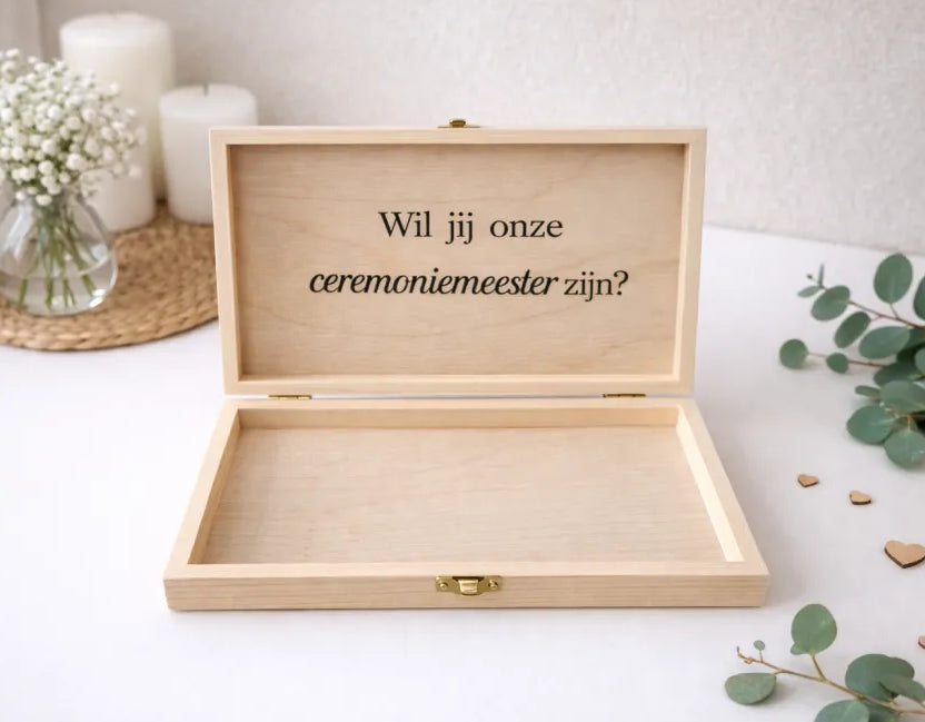 Wil jij onze ceremoniemeester zijn? Een speciale vraag voor een ceremoniemeester, kistje om ceremoniemeester te vragen voor bruiloft. 