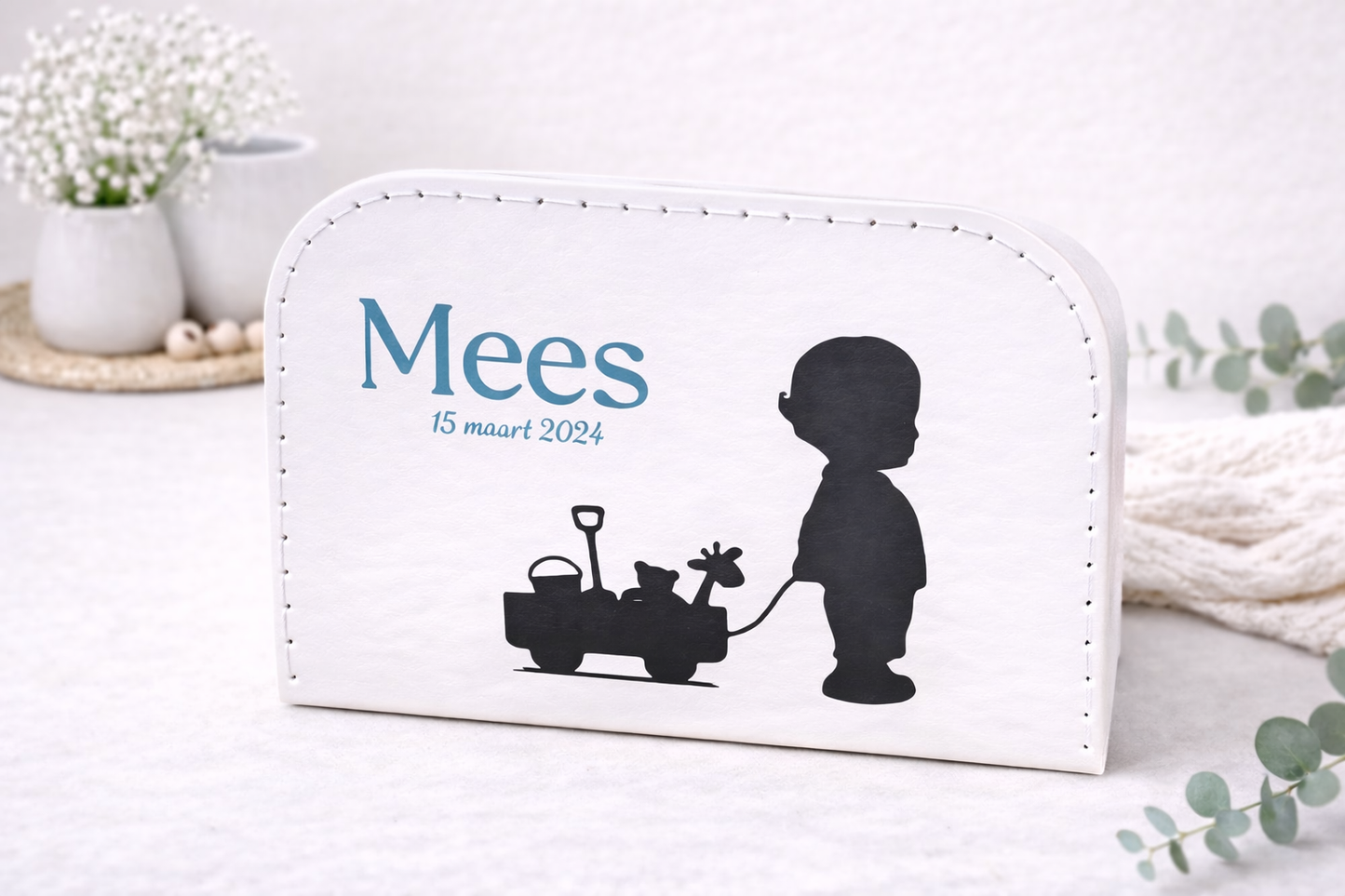 Gepersonaliseerd wit koffertje met naam [naam] en silhouet jongen met speelgoed, baby koffertje met geboortedatum voor kraamcadeau en kinderkamer