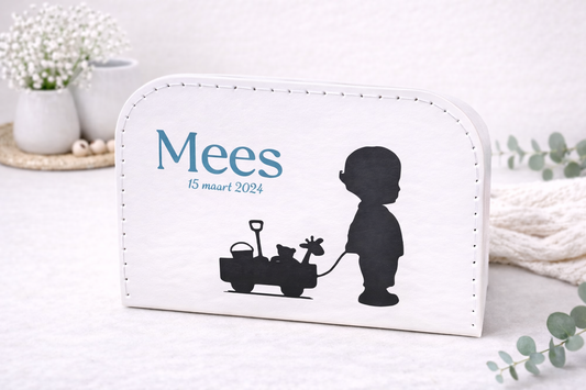 Gepersonaliseerd wit koffertje met naam [naam] en silhouet jongen met speelgoed, baby koffertje met geboortedatum voor kraamcadeau en kinderkamer