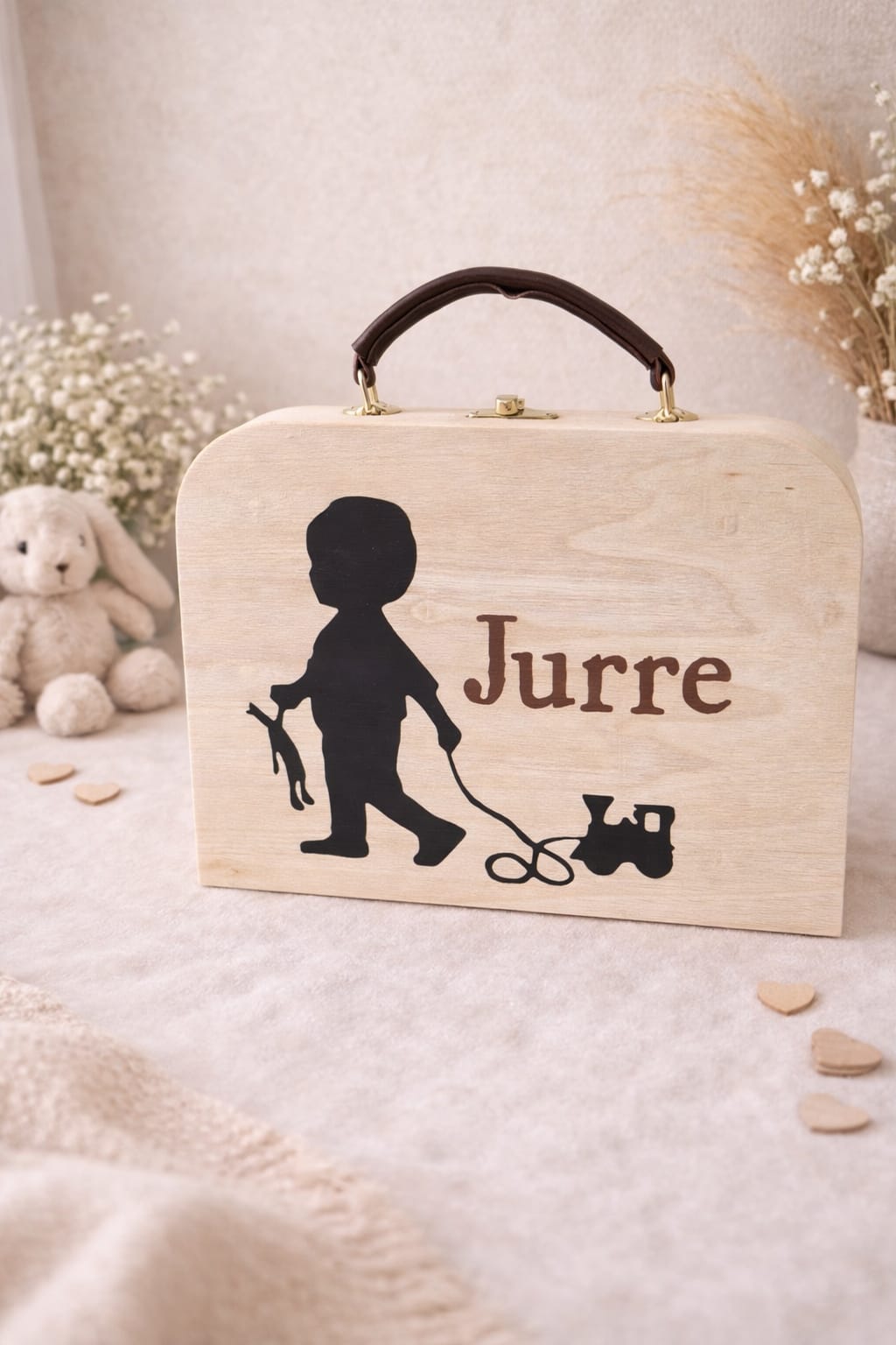 Houten gepersonaliseerd koffertje met eigen naam en silhouet jongen met speelgoed, personaliseerbaar baby koffertje kraamcadeau kinderkamer