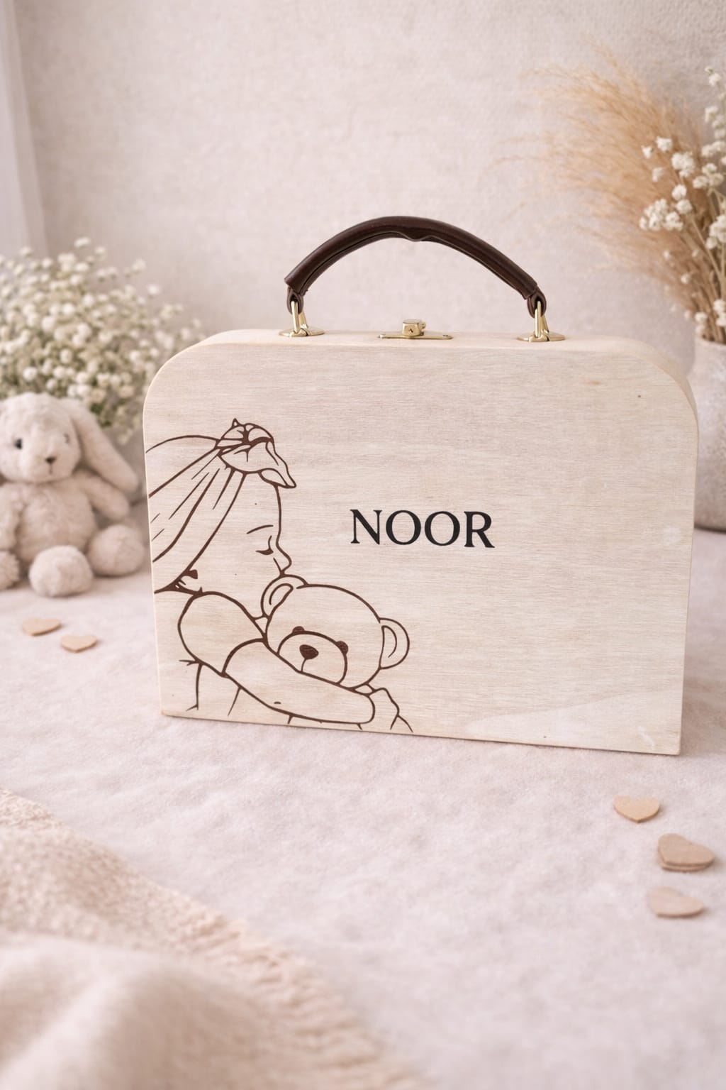 Houten gepersonaliseerd koffertje met eigen naam en illustratie meisje met knuffel, uniek kraamcadeau en babykamer decoratie