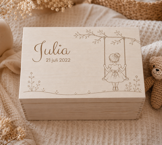 Een houten kist met een gravure van een meisje erop. Deze kist wordt gebruikt om spulletjes in te bewaren van een kind. Deze kist wordt vaak gegeven bij een geboorte van een meisje. de kist is te personaliseren met naam en geboortedatum