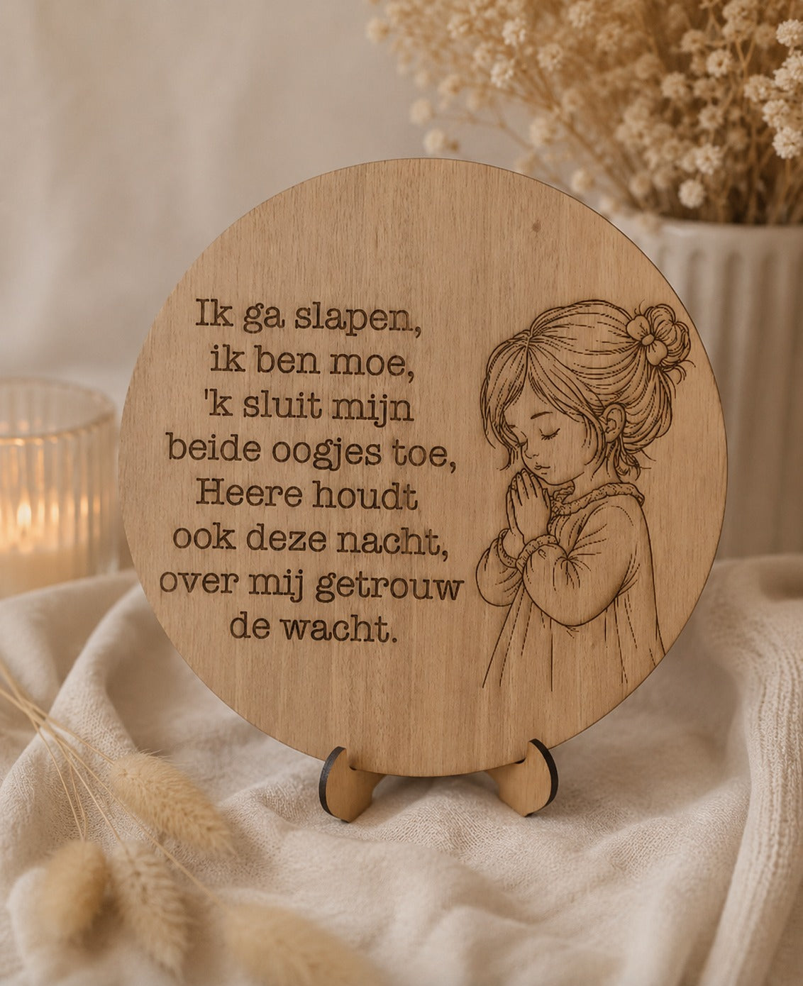 Houten cirkel met een plaatje van een biddend meisje met de tekst: ik ga slapen ik ben moe. 