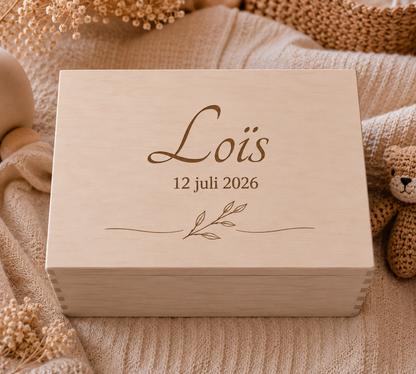 Een memorybox met een minimalistische gravure. Te personaliseren met neem en geboortedatum