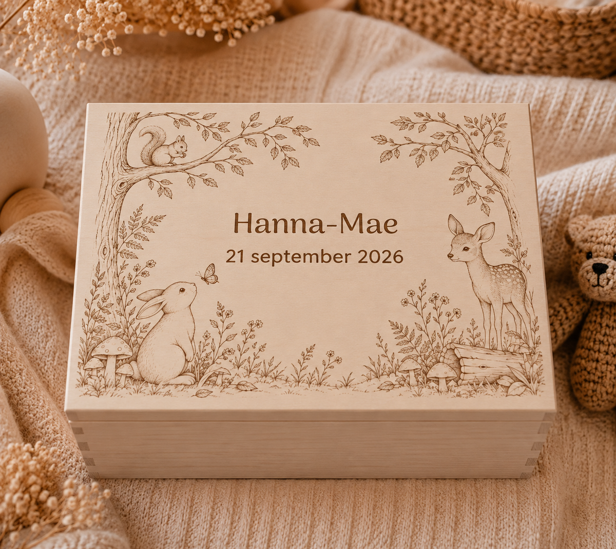 Een houten memorybox met het thema bos. Op de box staat ook een hertje en een konijn