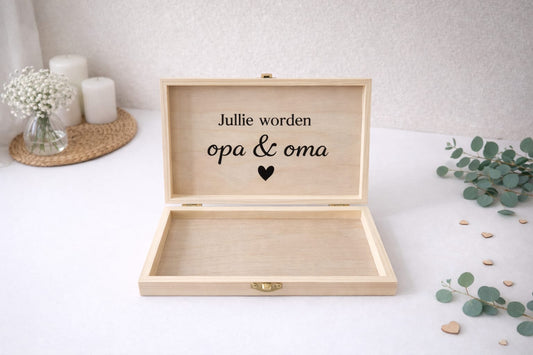 Houten kistje met tekst “jullie worden opa & oma”, origineel zwangerschapsaankondiging cadeau voor toekomstige grootouders