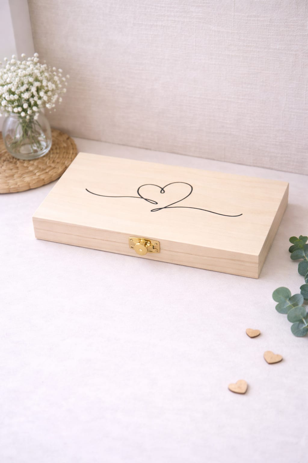 Voorkant van een kistje dat gegeven kan worden bij een zwangerschapsaankondiging. Op de voorkant staat een hartje